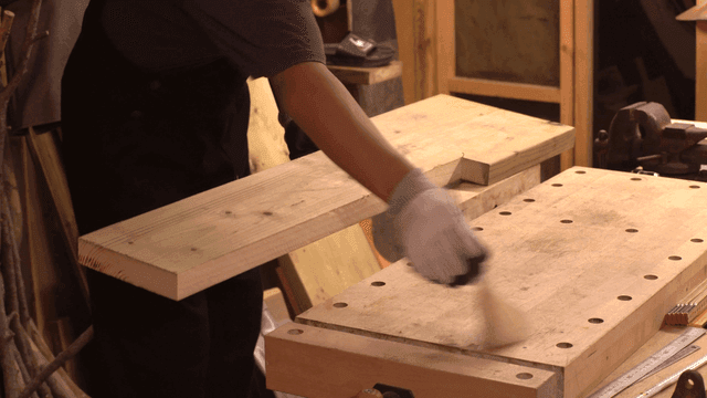 도구가 있는 작업장에서 목공 작업