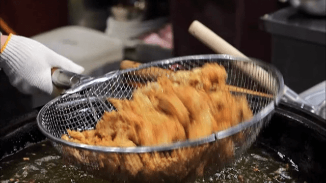 뜨거운 기름에서 건져내는 후라이드 치킨