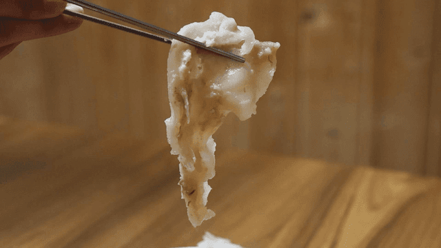 Head meat picked up with chopsticks