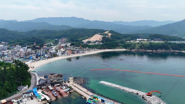산과 바다가 있는 해안 마을
