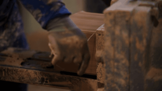 작업장에서 점토를 자르는 사람