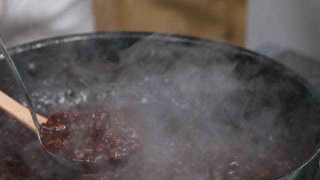 주방에서 맛있게 조리된 짜장밥