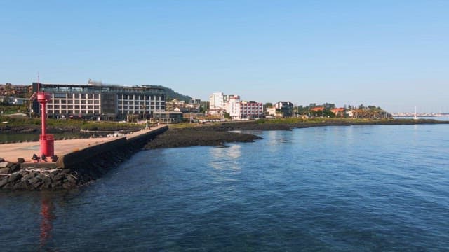 빨간 등대가 있는 해안 도시 풍경