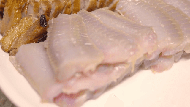 접시에 담긴 돼지고기와 홍어회