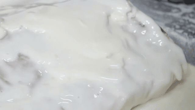 생고기 위에 고구마 전분 붓기