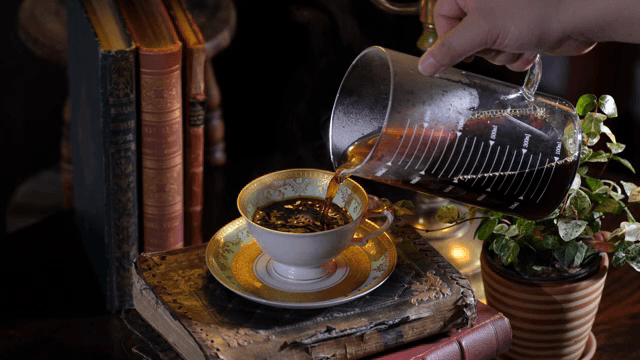 컵에 커피를 따르는 모습