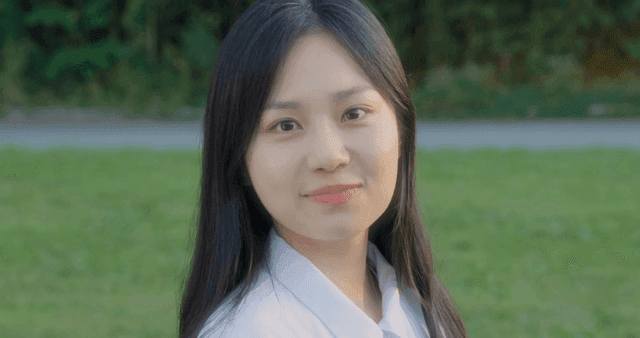 뒤돌아보며 이름을 부르는 여성