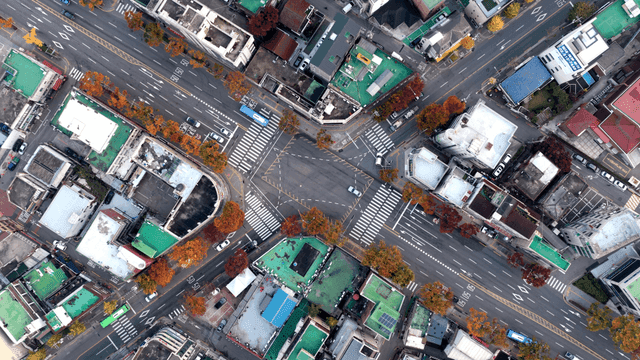 번화한 도시 교차로의 항공 뷰