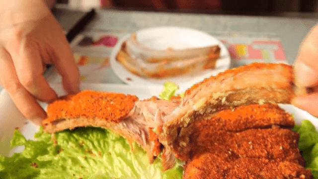 상추 위에 바삭하게 튀겨진 갈비