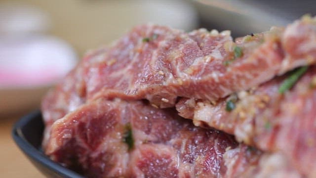 요리를 위해 양념된 고기