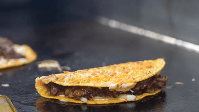 뜨거운 철판에서 요리되는 타코