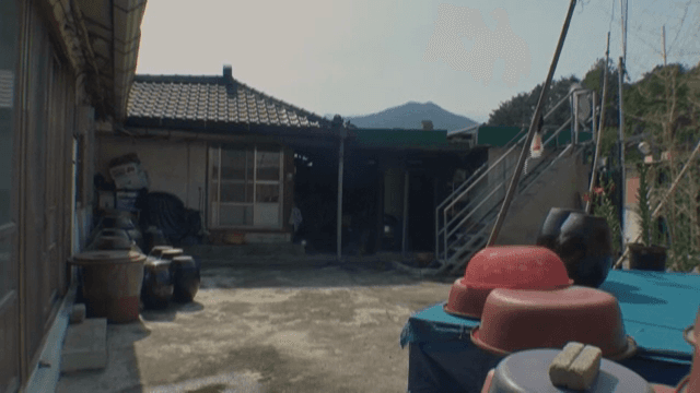 산이 보이는 전통 한국 가옥