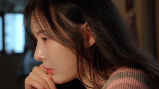 실내에서 깊은 생각에 잠긴 여성