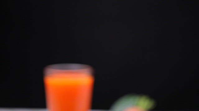 테이블 위의 당근과 당근주스