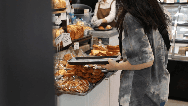 빵집에서 빵을 고르는 사람