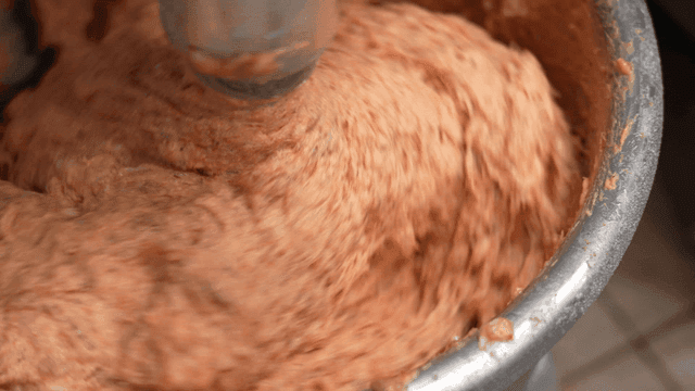 대형 믹서로 섞이는 소시지 속재료 고기 반죽