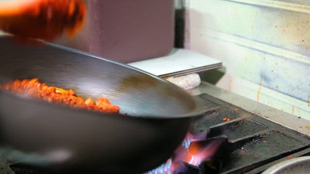 스토브 위에서 매콤한 돼지불고기를 요리하는 모습