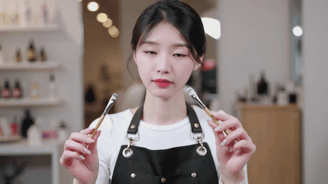 메이크업 브러시를 든 여성