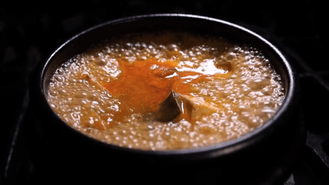 뚝배기에서 끓고 있는 된장찌개