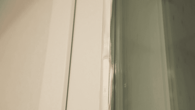 창틀에 실란트가 울퉁불퉁하게 발려진 모습