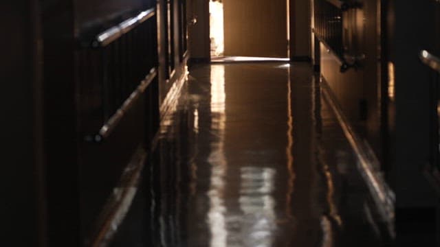 방역복을 입은 사람들이 복도로 들어가는 모습