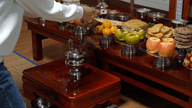 무릎꿇고 차례주를 올리는 전통 명절 의식