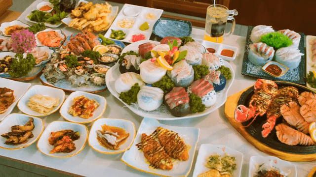다양한 신선한 해산물 요리가 있는 테이블