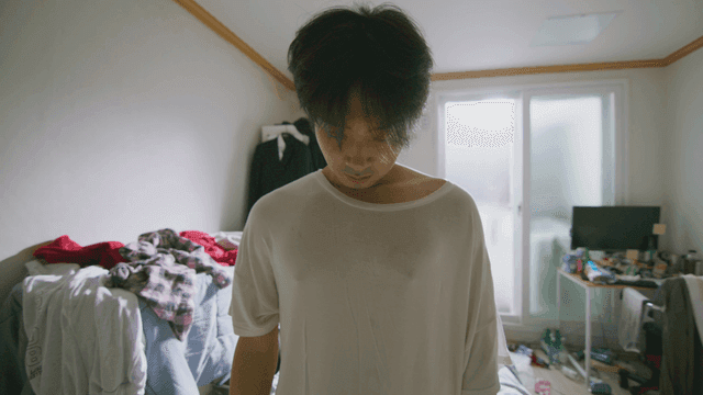 지저분한 방에서 피곤한 사람