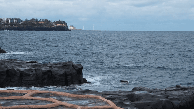 파도가 부딪히는 바위 해안선