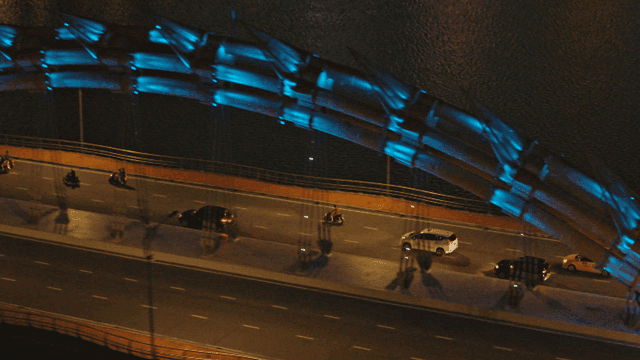 교통이 있는 다리의 야경