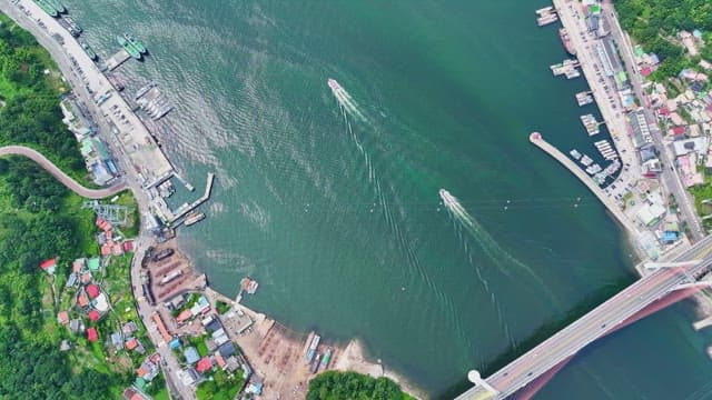 해안가 근처를 항해하는 보트