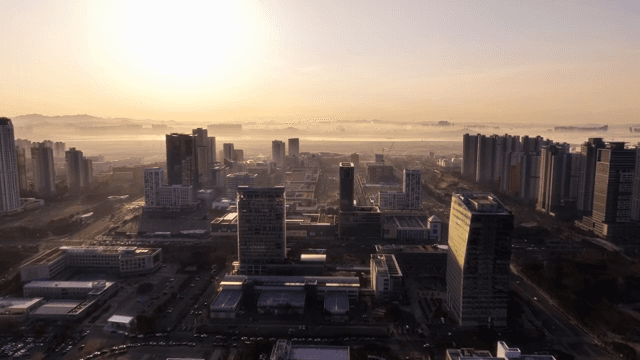 현대 도시 스카이라인 위의 일출