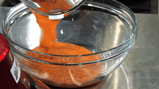 유리그릇에 옮겨 담는 빨간 양념