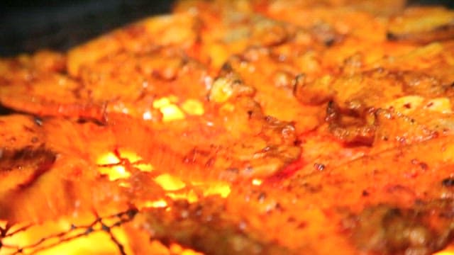 연탄 위에서 굽는 삼겹살