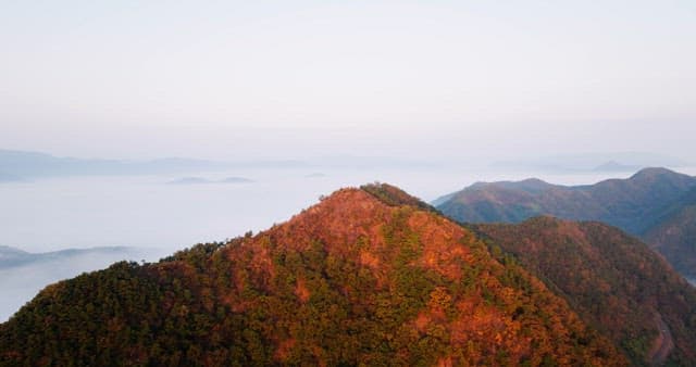 새벽 안개 낀 산봉우리