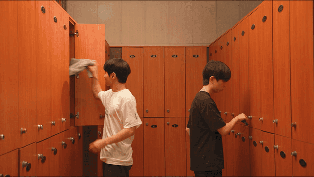탈의실에서 사물함을 사용하는 두 남자