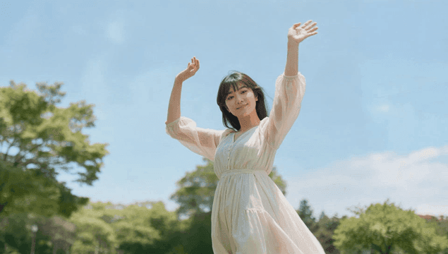 공원에서 햇살과 바람을 즐기는 젊은 여성