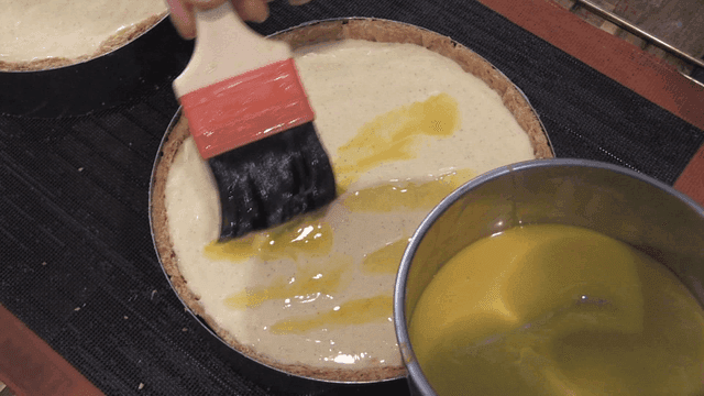 파이 크림에 발리는 노란 달걀물