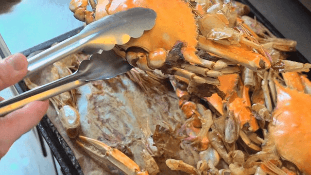 주방에서 쟁반 위의 게와 새우 껍질