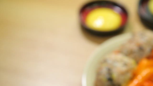 매운 떡볶이와 주먹밥 한 접시