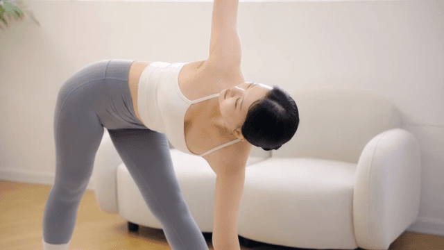 실내에서 요가를 하는 여성