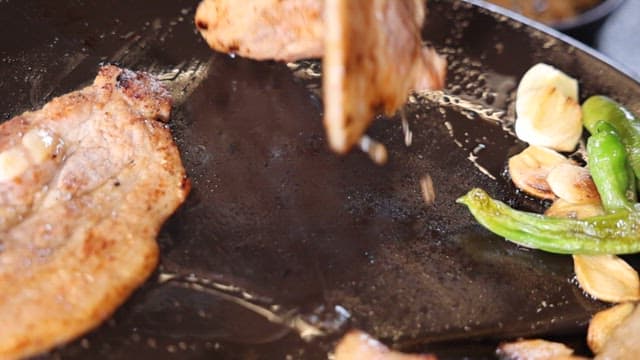 뜨거운 불판에서 구워지는 삼겹살