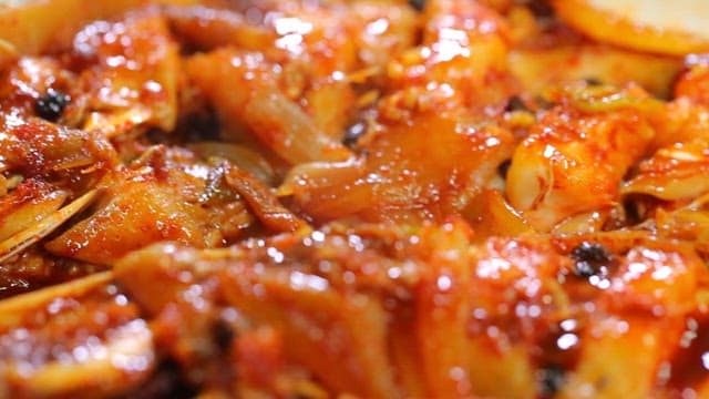 무와 채소가 들어간 매운 생선 조림