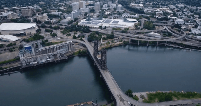 다리와 강이 있는 도시의 항공 뷰