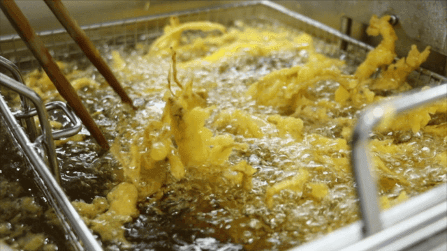 기름에서 바삭하게 튀겨진 인삼튀김