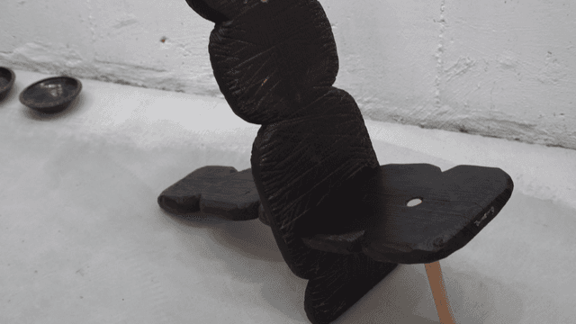 예술적인 디자인의 독특한 나무 조각품