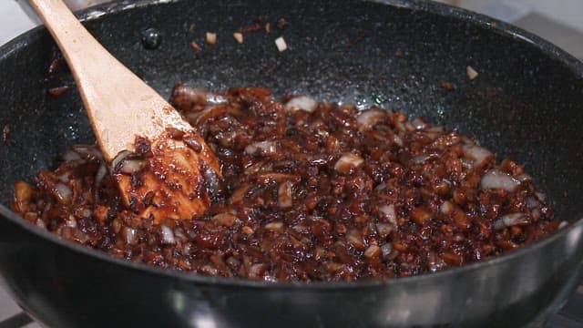 Stir-frying Onions, Meat and Cungjang in a Hot Pan