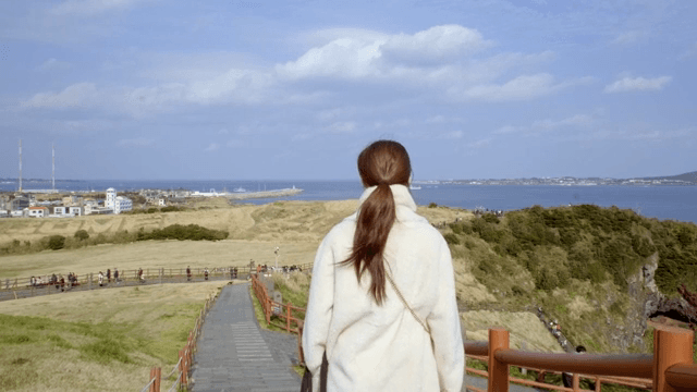 여성이 해안 경치를 바라보는 모습
