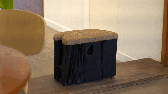 아늑한 실내 공간의 특이한 나무 의자