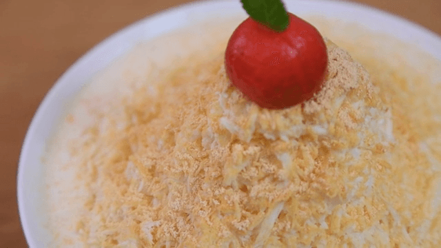 토핑이 올라간 빙수 한 그릇